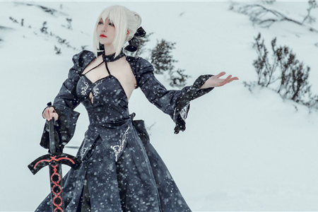 Cosplay nàng Saber và Jeanne d'Arc "song kiếm hợp bích" trên nền tuyết trắng trong Fate/Grand Order